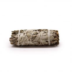 Atado de salvia blanca con follaje de pirul