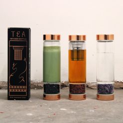 Alternative view of Botella de vidrio para té con Cuarzo rosa – acabado oro rosa