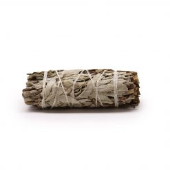 Atado de salvia blanca con follaje de pirul