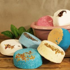 Bomba de baño floral de rosa, lavanda y pachulí - Imagen 3