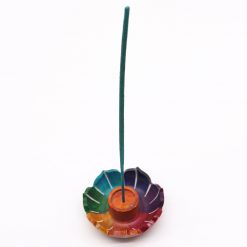 Alternative view of Portaincienso flor de loto pequeño de esteatita – 7,5 × 2,5 cm, colores de los chakras