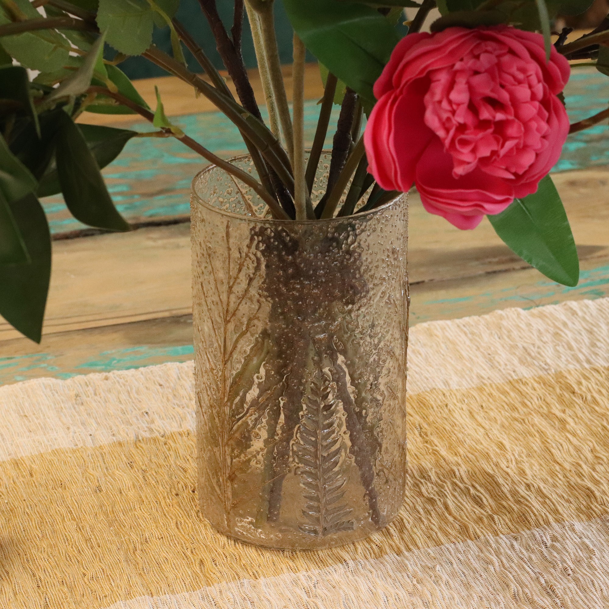Portavelas jarrón alto de vidrio reciclado con hojas de pino – 19 × 11 cm - Imagen 4