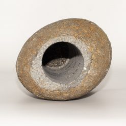 Alternative view of Portavelas vertical tallado en piedra de río – 10 × 13 × 22 cm