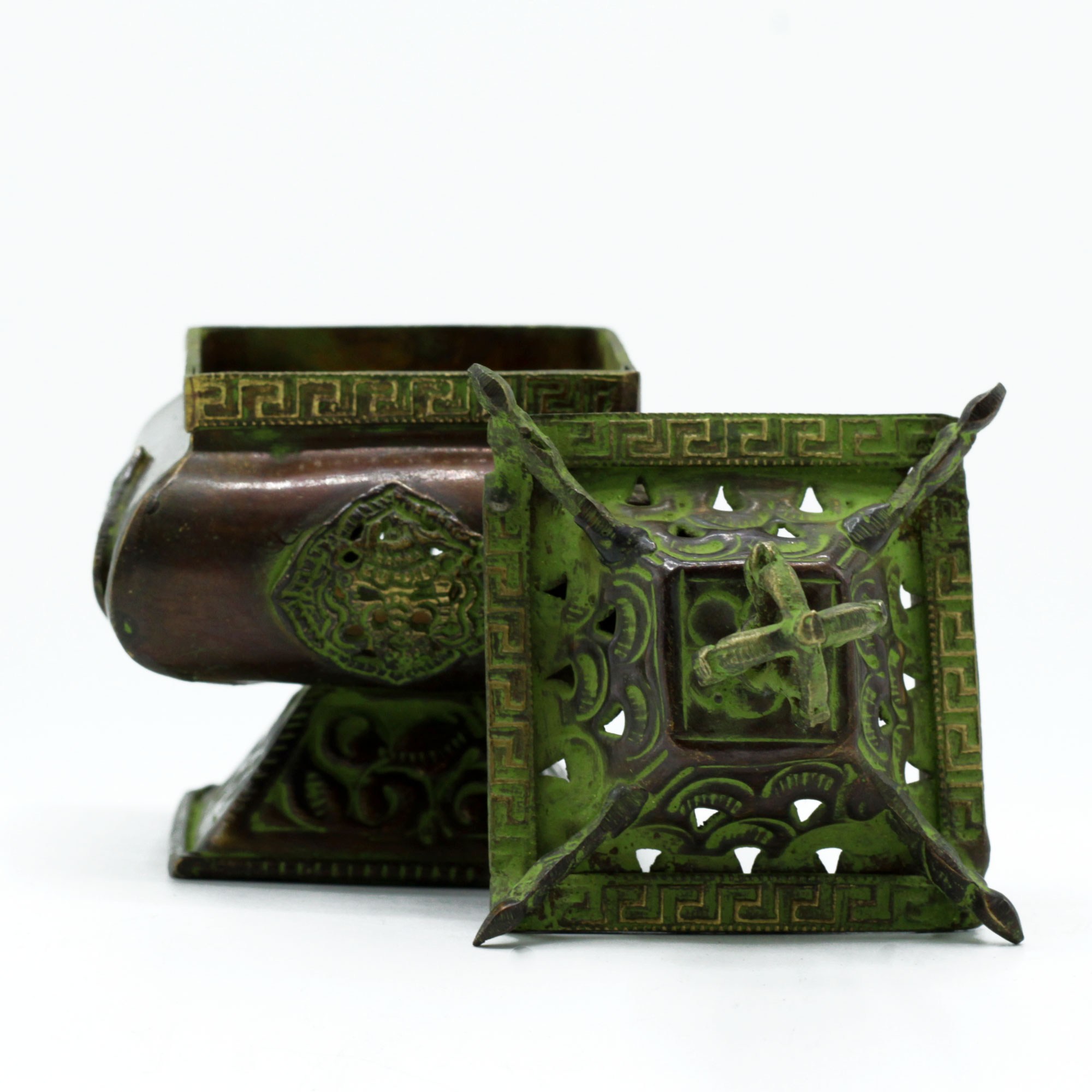 Quemador tibetano de pie Cuatro Símbolos – Latón verdigris - Imagen 2