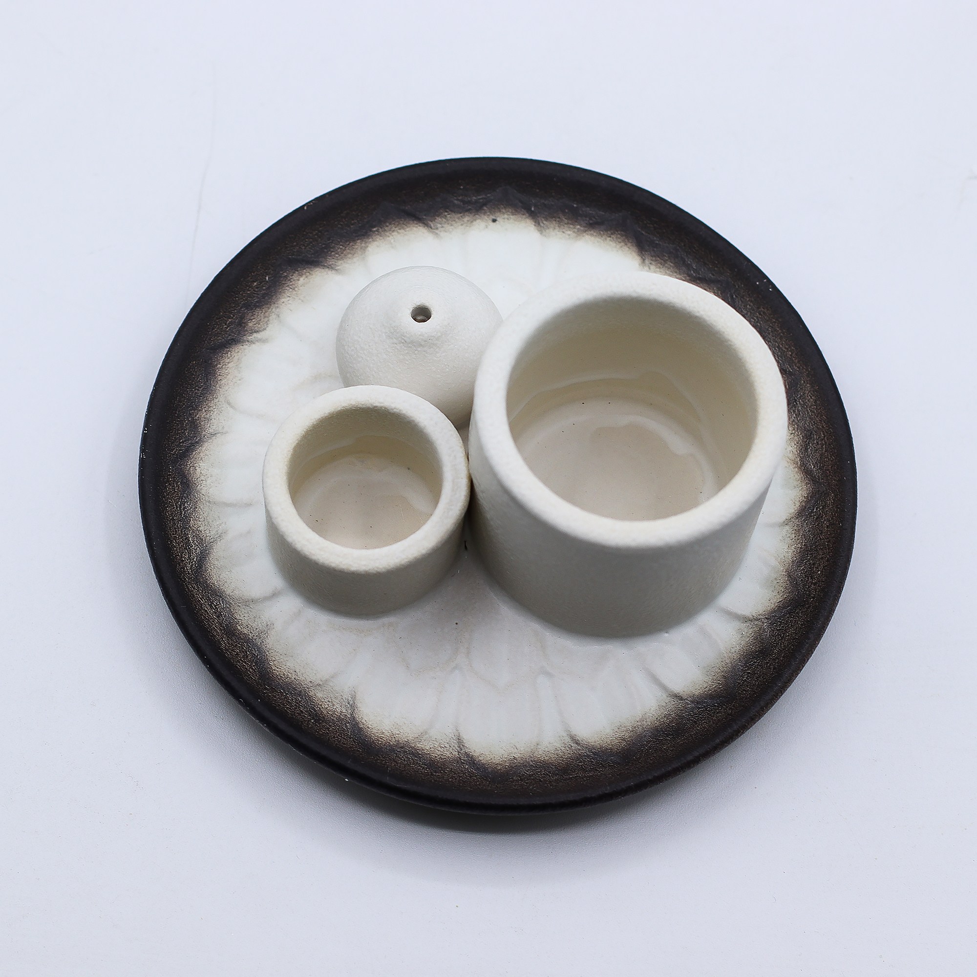 Soporte cerámico Mandala para Palo Santo e incienso – Blanco y gris - Imagen 3