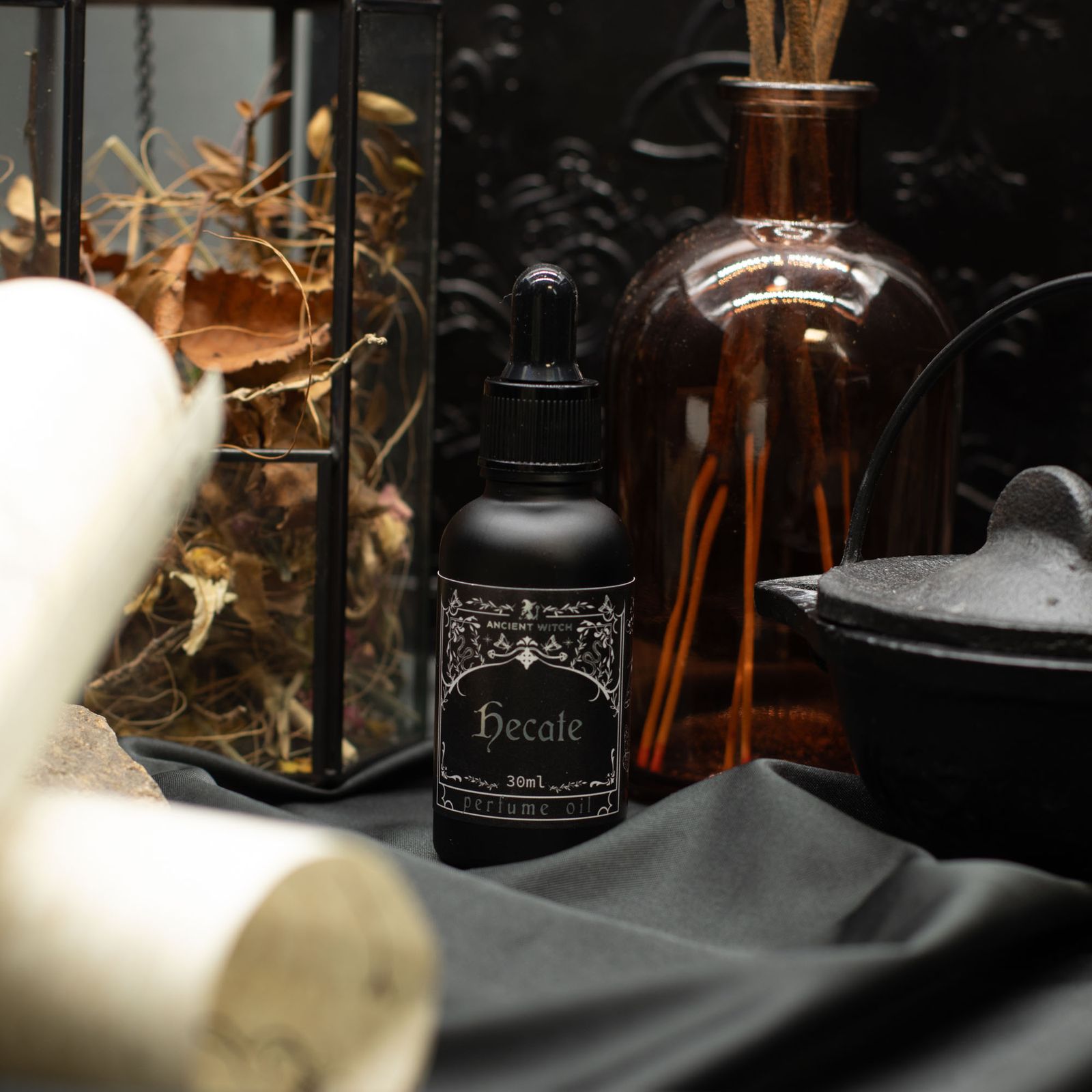 Perfume en aceite Ancient Witch «Hécate» – Cítricos, flores y maderas - Imagen 9